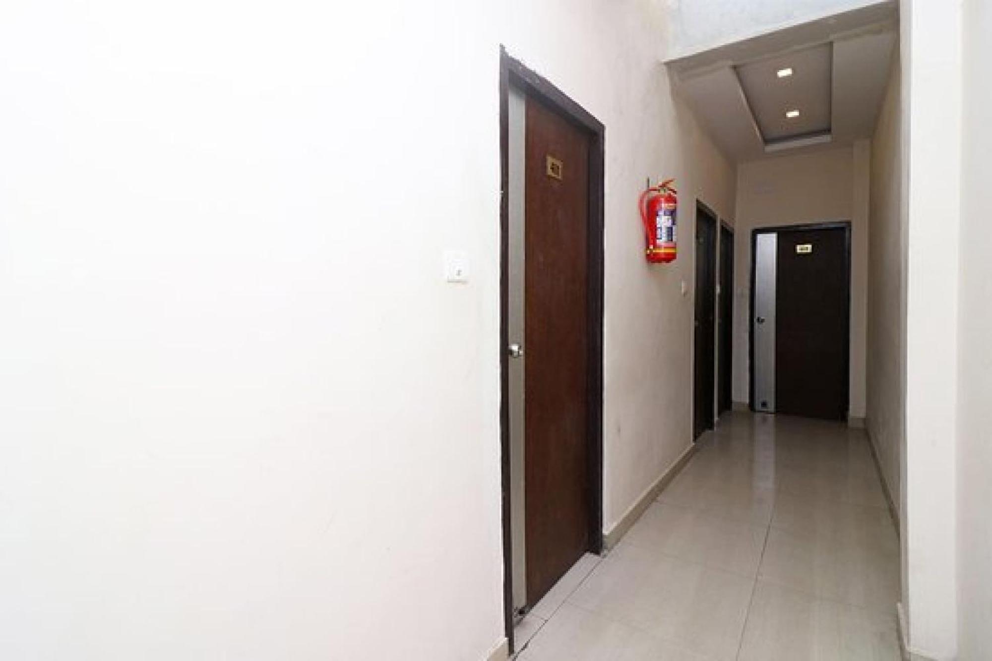 Capital O Hotel Surya Continental Лакхнау Экстерьер фото